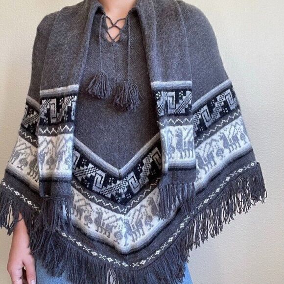 Womens Alpaca Blend Gray White Peruvian Geometric Shawl Cape Sweater Poncho Sz L - Picture 7 of 7